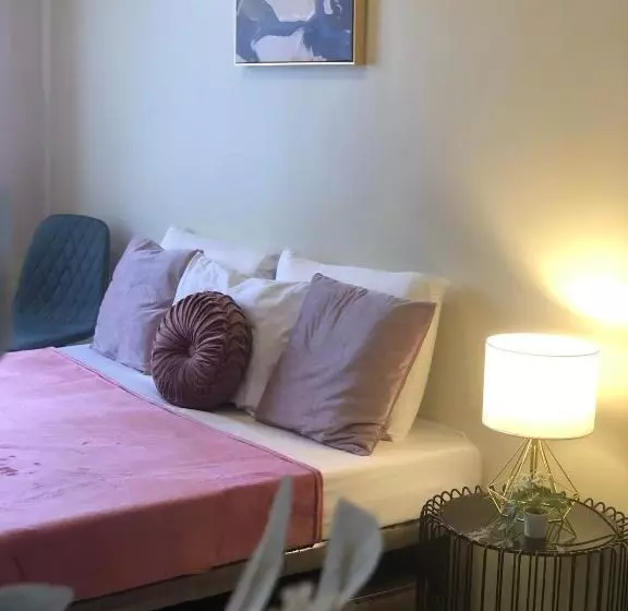 Cozy Room At Brenthill Condominium