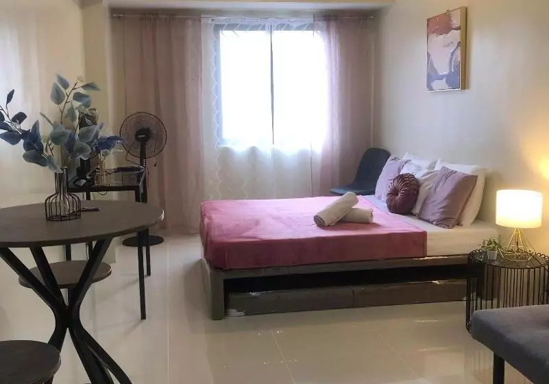 Cozy Room At Brenthill Condominium