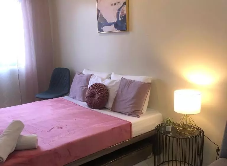 Cozy Room At Brenthill Condominium