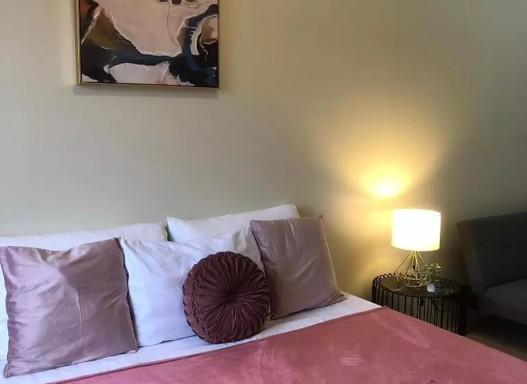 Cozy Room At Brenthill Condominium