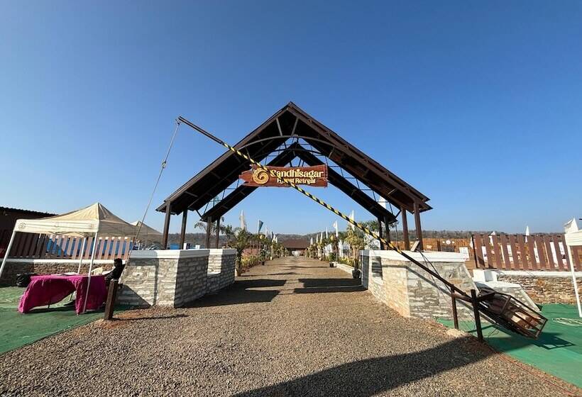 Отель Gandhisagar Forest Retreat