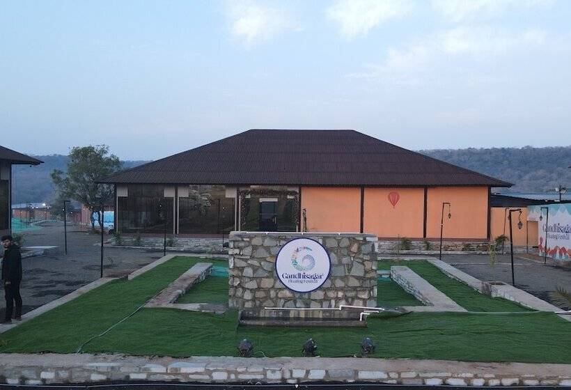 Отель Gandhisagar Forest Retreat