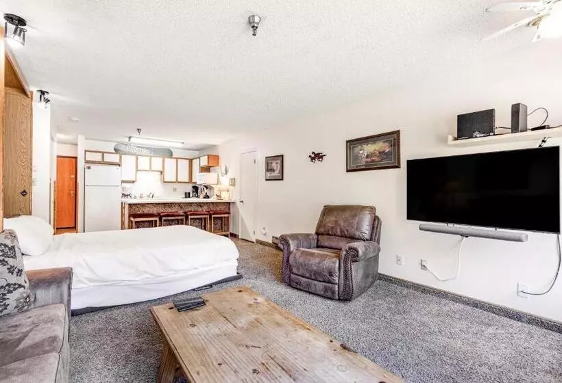 ホテル Snowblaze Condominiums E103