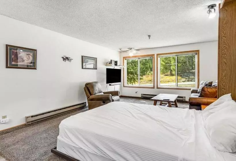 ホテル Snowblaze Condominiums E103