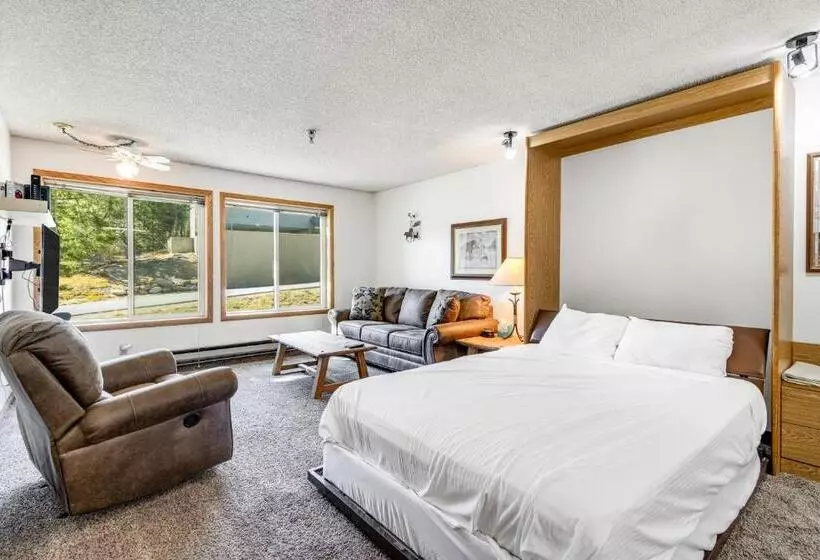 ホテル Snowblaze Condominiums E103