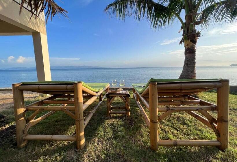 پانسیون Three Rare & Private Front Beach Villas