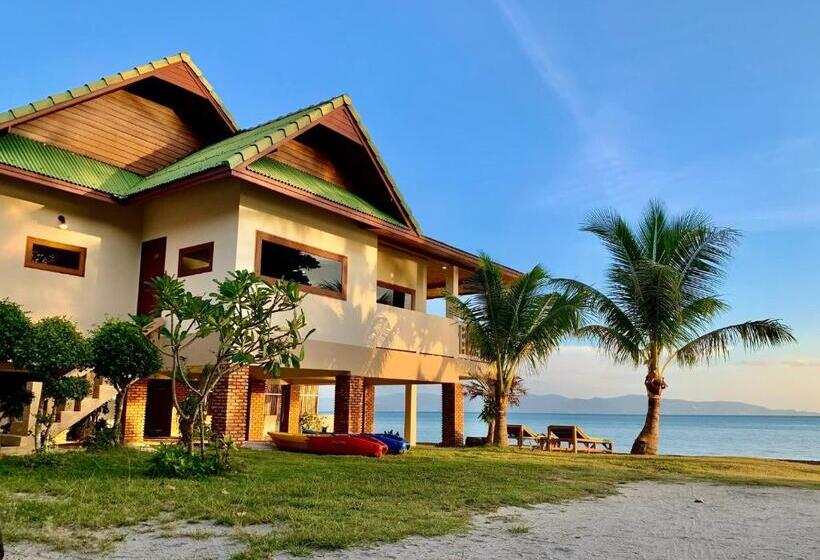 پانسیون Three Rare & Private Front Beach Villas