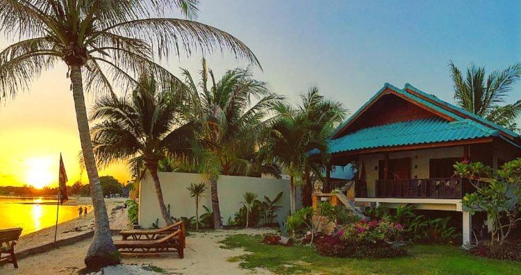 پانسیون Three Rare & Private Front Beach Villas