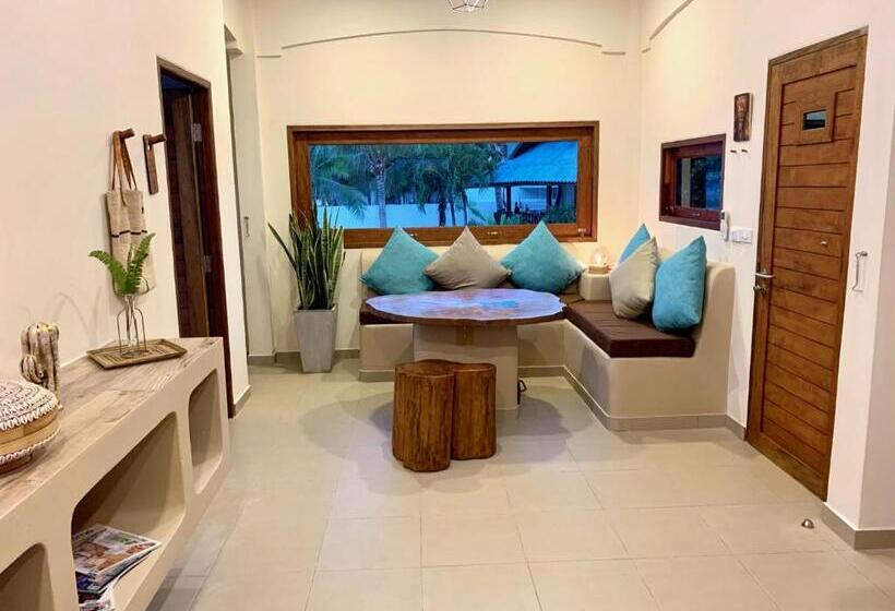 پانسیون Three Rare & Private Front Beach Villas