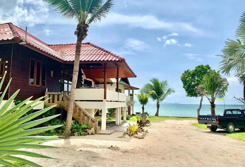 پانسیون Three Rare & Private Front Beach Villas