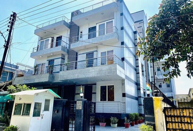 Qotel Hotel Noida Sector 51