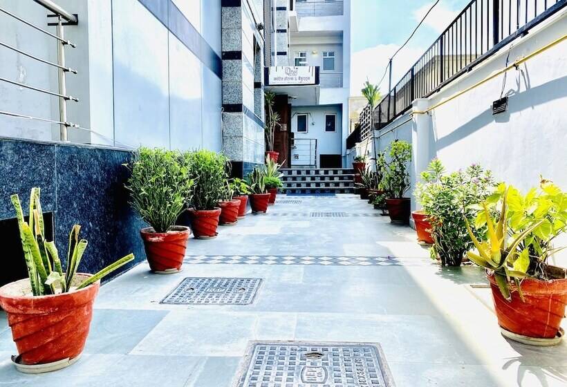 Qotel Hotel Noida Sector 51