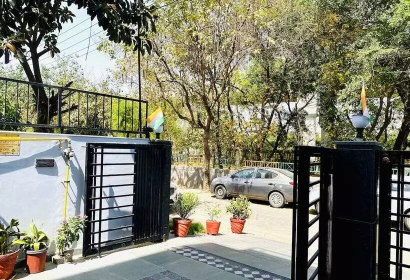 Qotel Hotel Noida Sector 51