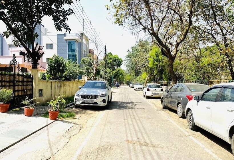 Qotel Hotel Noida Sector 51