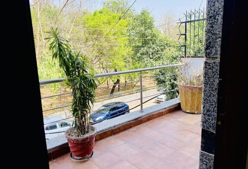 Qotel Hotel Noida Sector 51