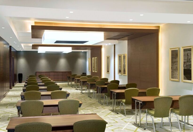 هتل Hilton Garden Inn Dubai Deira