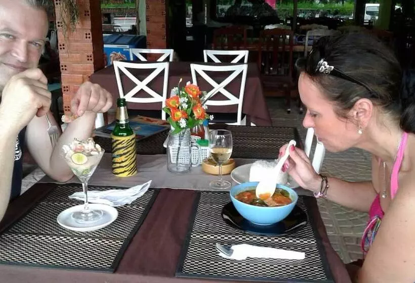Hotelli Khao Lak Traveller Lodge