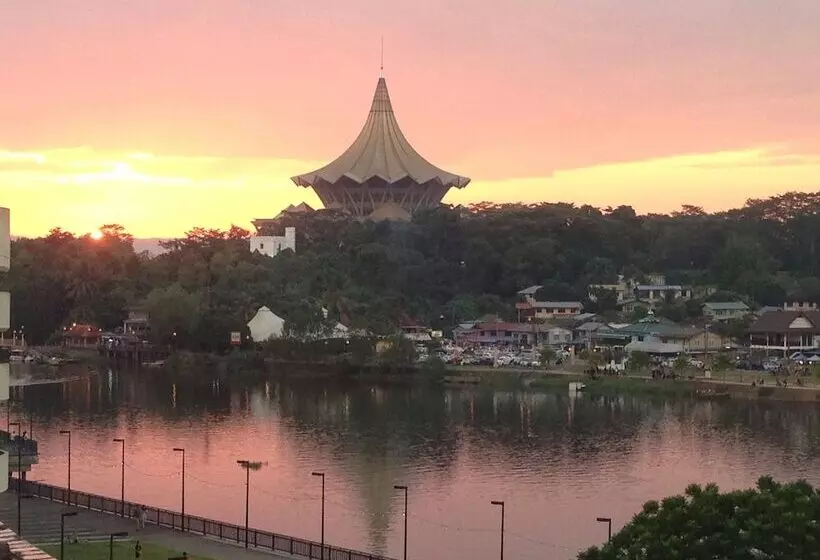 هتل Woodpecker Lodge Kuching