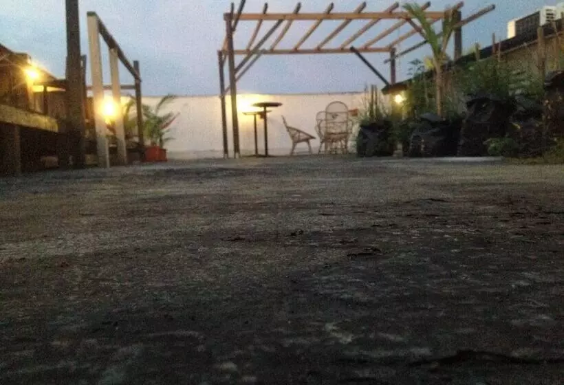 هتل Woodpecker Lodge Kuching