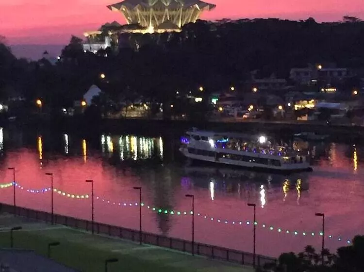 هتل Woodpecker Lodge Kuching