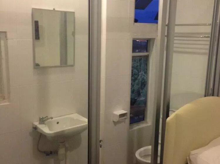 هتل Woodpecker Lodge Kuching