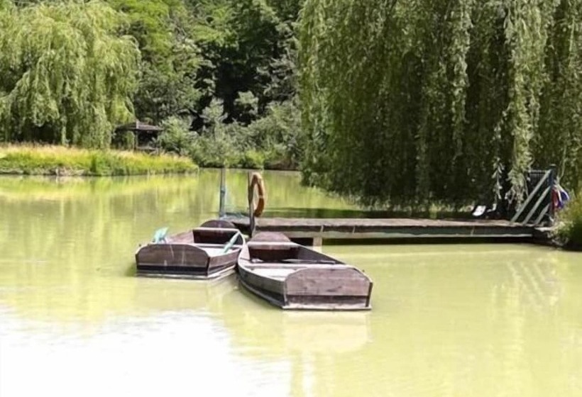 بنسيون Château Les Vallées