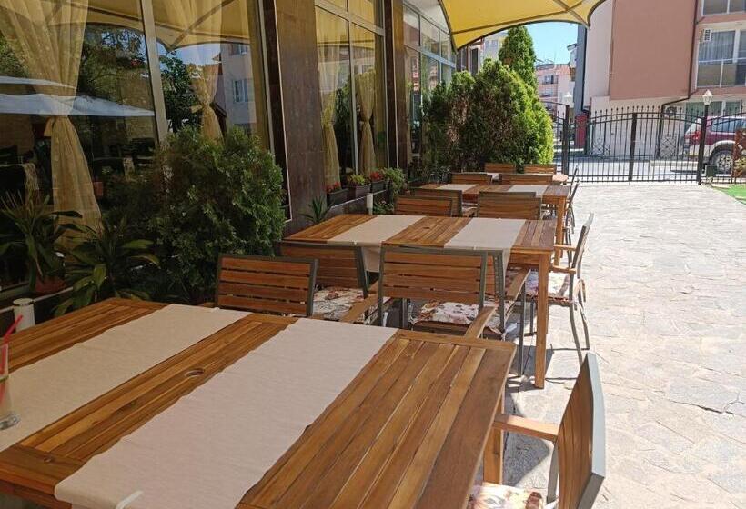 فندق семеен хотел детелини