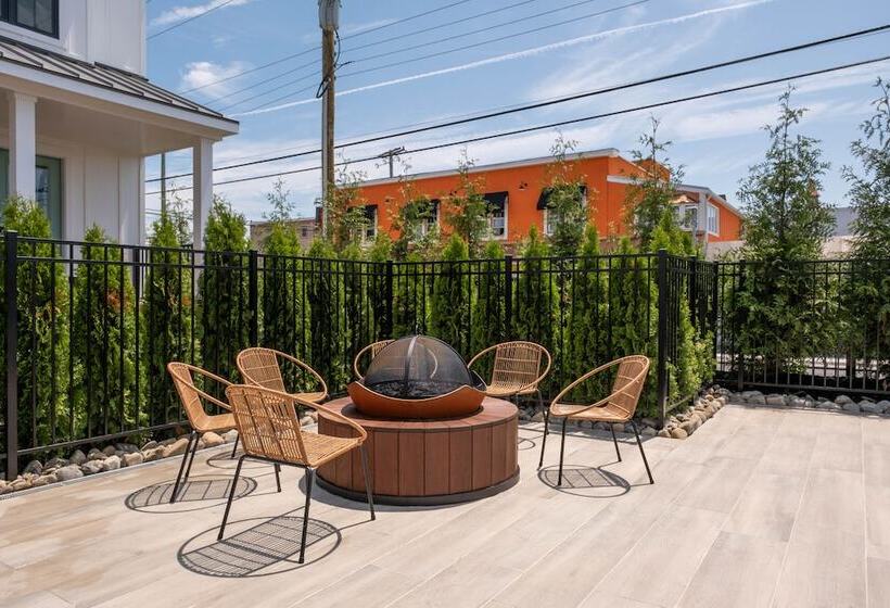 منتجع The Hen Houses