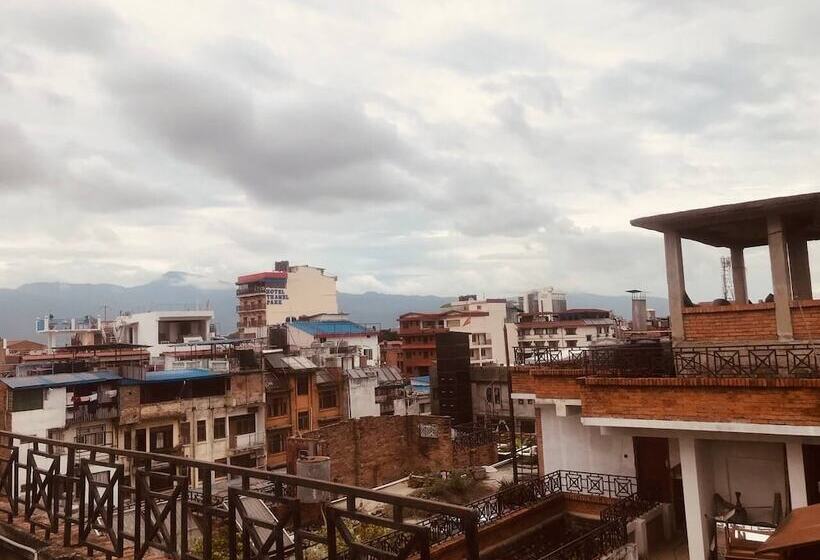 هتل Courtyard Pujan