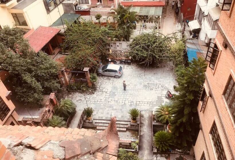 هتل Courtyard Pujan