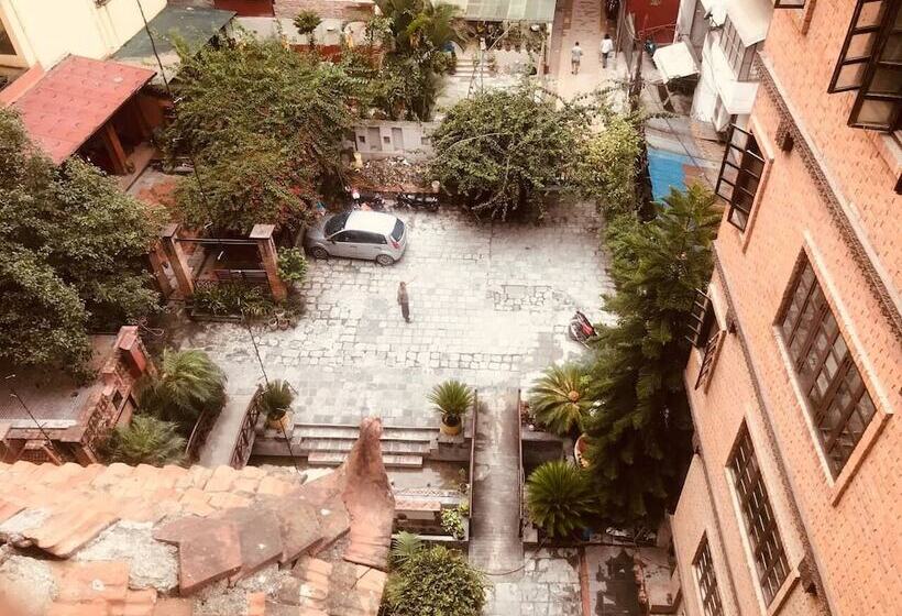 هتل Courtyard Pujan