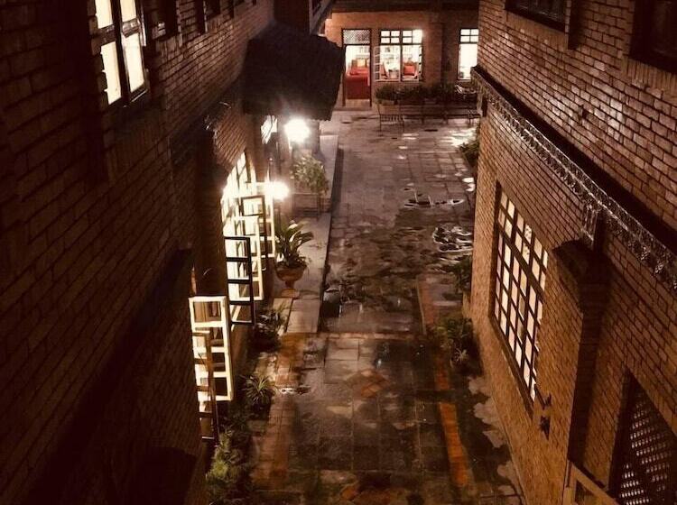 هتل Courtyard Pujan