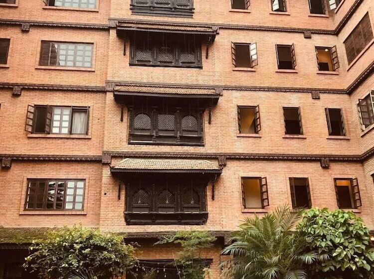 هتل Courtyard Pujan