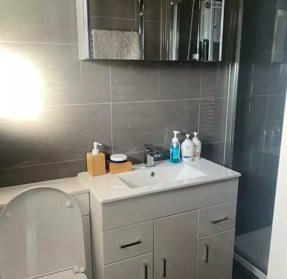 پانسیون Short And Long Night Stay   Very Close To Gatwick And City Centre   Private Airport Holiday Parking
