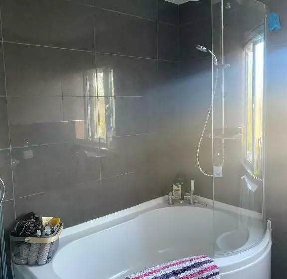 پانسیون Short And Long Night Stay   Very Close To Gatwick And City Centre   Private Airport Holiday Parking