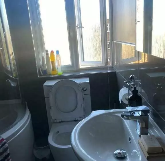 پانسیون Short And Long Night Stay   Very Close To Gatwick And City Centre   Private Airport Holiday Parking