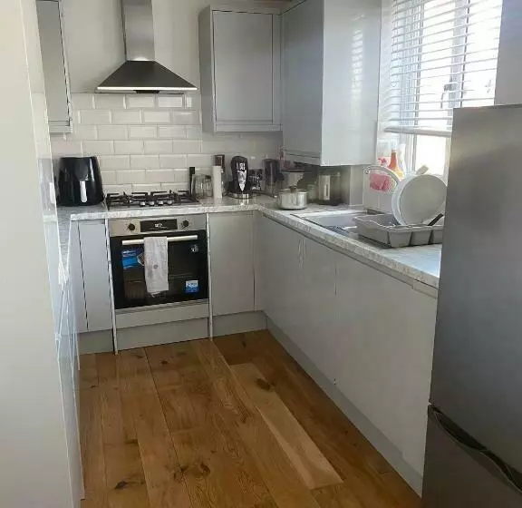 پانسیون Short And Long Night Stay   Very Close To Gatwick And City Centre   Private Airport Holiday Parking