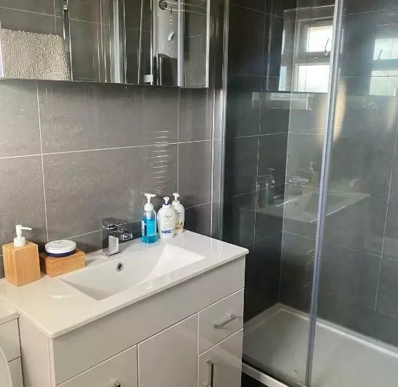 پانسیون Short And Long Night Stay   Very Close To Gatwick And City Centre   Private Airport Holiday Parking