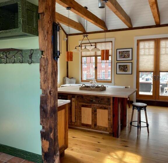 בית מלון כפרי Magical Post And Beam Loft Downtown Newport!