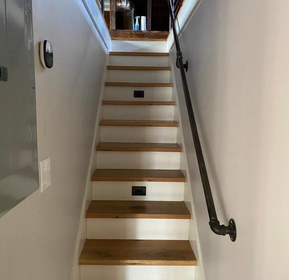 בית מלון כפרי Magical Post And Beam Loft Downtown Newport!