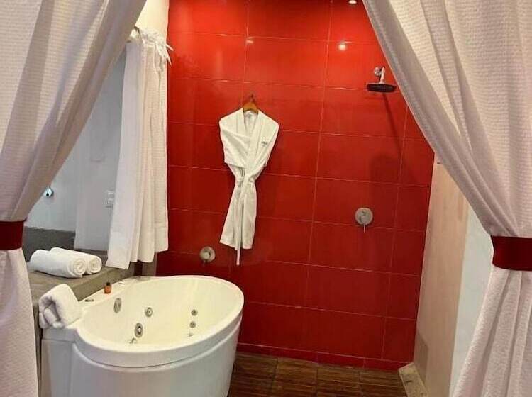 هتل Zújmú Business Boutique