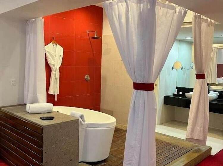 هتل Zújmú Business Boutique