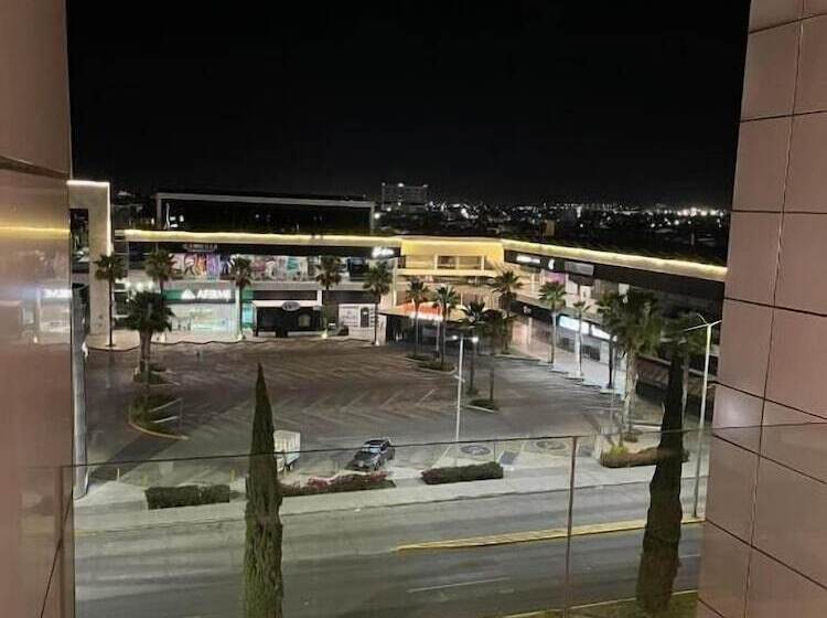 هتل Zújmú Business Boutique