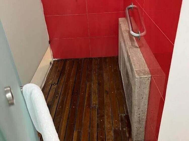 هتل Zújmú Business Boutique