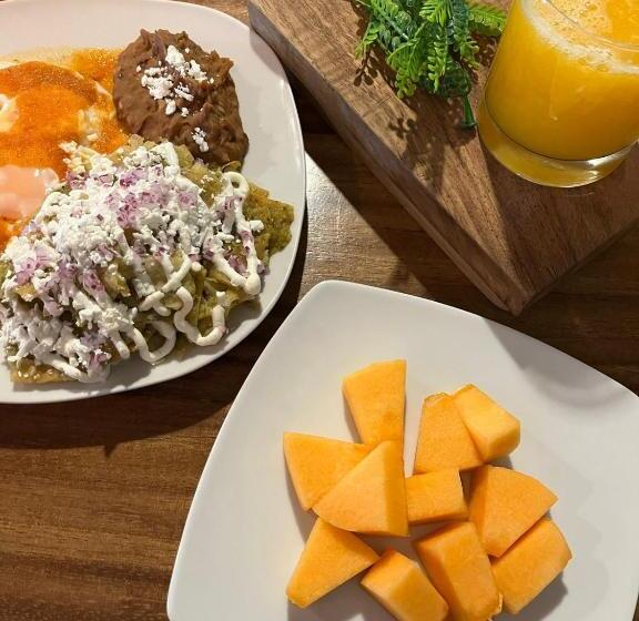 هتل Zújmú Business Boutique