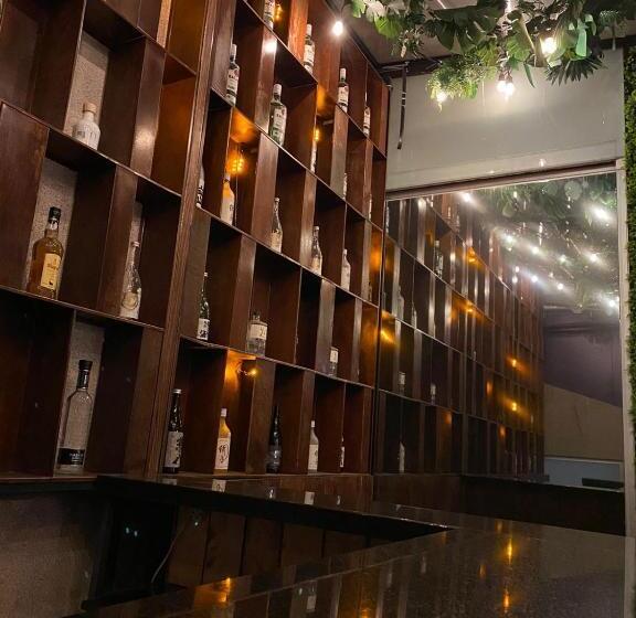 هتل Zújmú Business Boutique