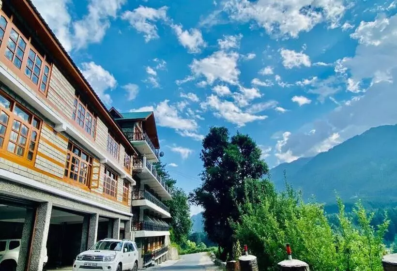 Snow Clad Riverview Hotel & Resort, Manali