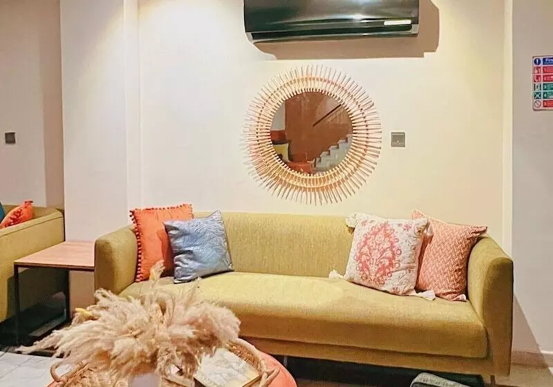 پانسیون Pious Court Guest House Old Gra