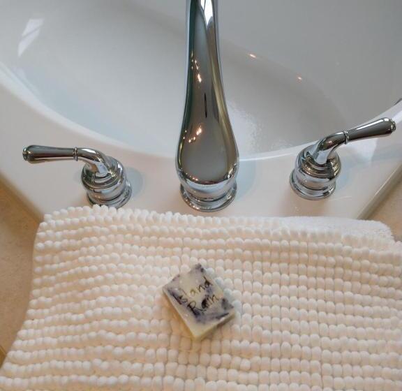 تختخواب و صبحانه By The Bay Lavender Villa