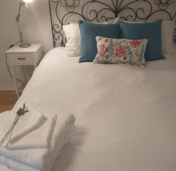 تختخواب و صبحانه By The Bay Lavender Villa